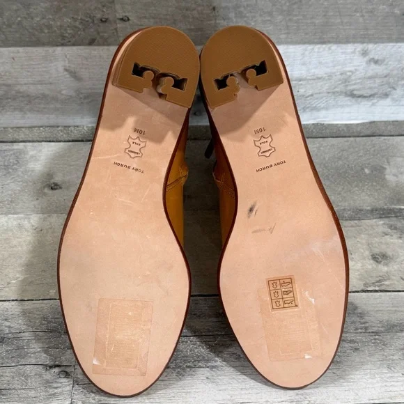 TORY BURCH BROOKE STAMPED HEEL BOOTIE IN CARAMEL CORN - SZ-10.US - Picture 11 of 12